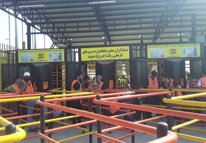 حاشیه دربی ۹۰؛ جلوگیری از ورود هواداران بدون بلیت/ درهای آزادی زودتر از موعد باز شد + تصاویر