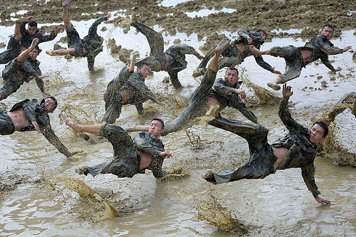 تمرین عجیب نیروهای آموزشی پلیس چین/عکس