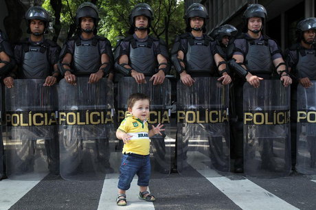 یک کودک، یک گارد ضدشورش/عکس