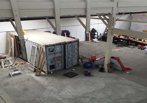 زندگی در کانتینر کشتی به خاطر بالا بودن اجاره خانه + تصاویر