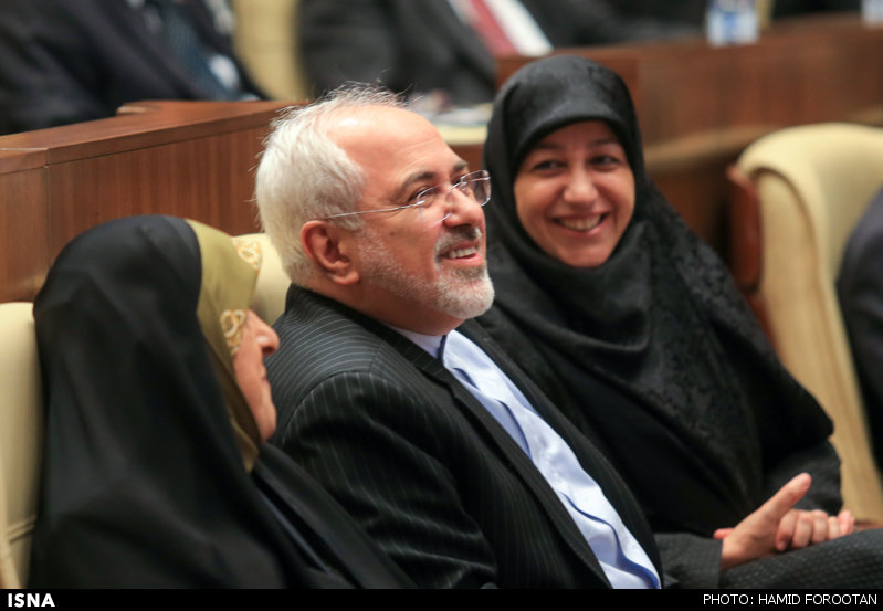ظریف و همسرش در اجلاس مقابله با آثار جنگ در محیط زیست/عکس