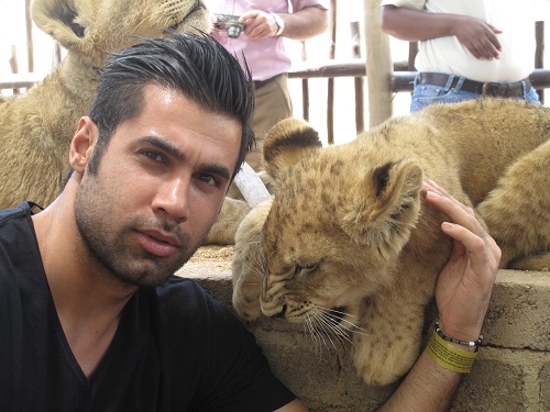 دروازه‌بان استقلال در آغوش شير/ عکس