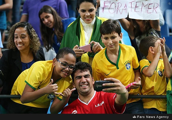 سلفی تماشاگران برزیل با پارالمپیکی های ایران/عکس