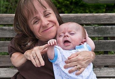 کوتاه ترین مادر دنیا با قد ۷۱ سانتی متر کوتاه قدترین مادر دنیا با وجود اخطار و هشدار پزشکان مبنی بر خطرناک بودن بارداری برای زندگی اش، سومین کودک خود را به دنیا آورده است. استیسی هرالد ۳۵ ساله که از کودکی از نوعی بیماری مربوط به نارسایی رشد رنج می برد، با وجود مخالفت های پزشکی، نوزادانی به دنیا آورده که هرکدام در زمان تولد نصف قد او را داشته اند.