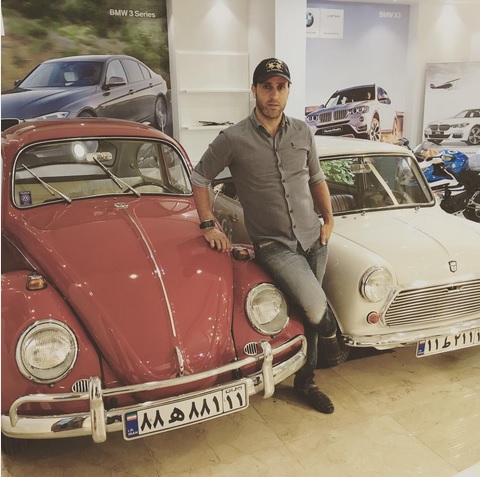 علی کریمی در کنار خودروهای کلاسیک/ عکس