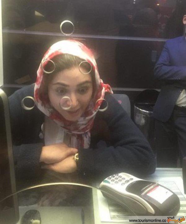 وقتی باران کوثری بلیت فروشی می‌کند!/ عکس