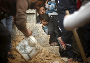 کودکان خردسال شاهد خاکسپاری یک کودک10 فلسطینی که در اثر گلوله‌باران اسرائیلی‌ها جان باخته است 