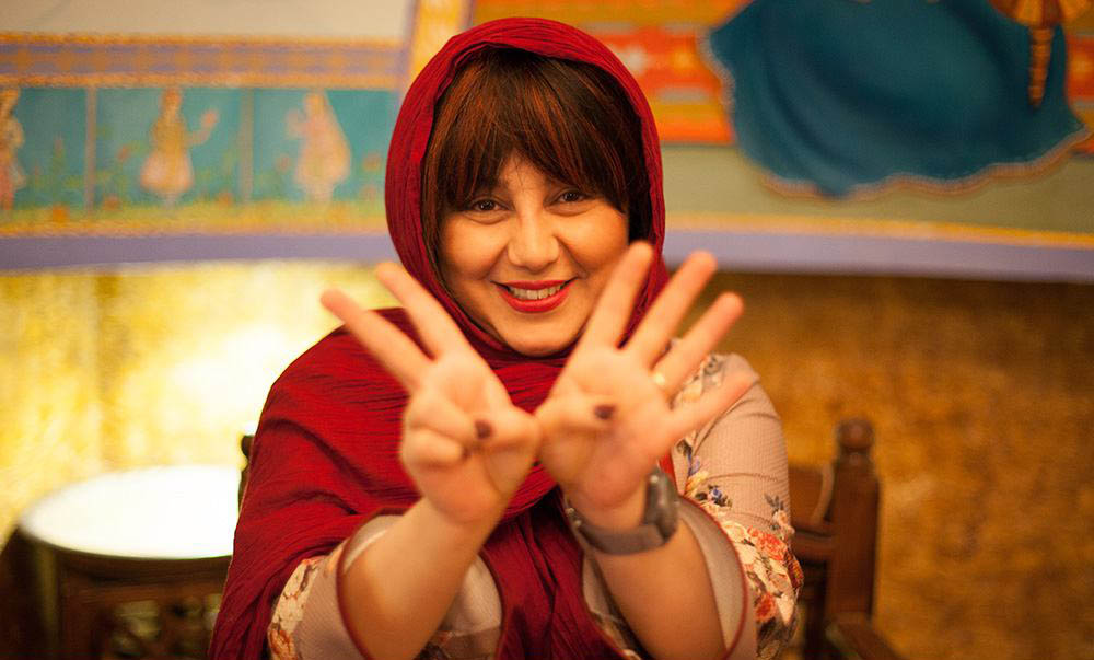 کری‌خوانی بازیگر زن به شیوه جدید برای استقلالی‌ها!/ عکس