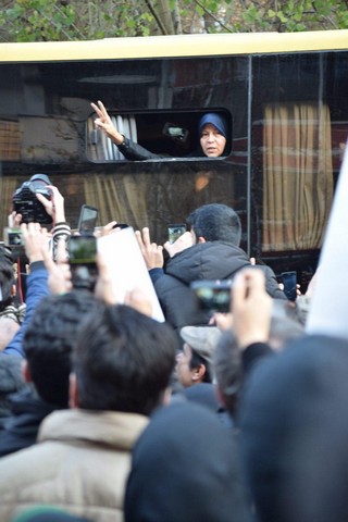 فایزه هاشمی در مراسم تشییع پدرش/عکس