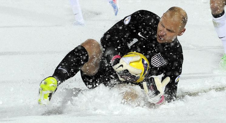 (تصاویر) یک فوتبال عجیب در فضایی خاص!