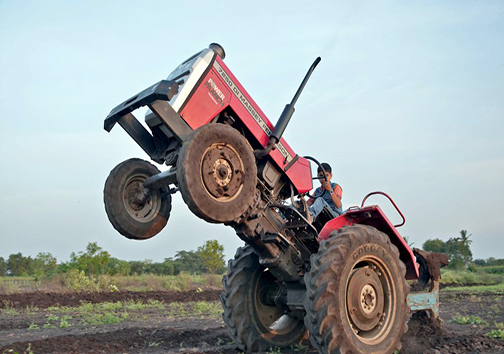 هنرنمایی نوجوان هندی با تراکتور + تصاویر