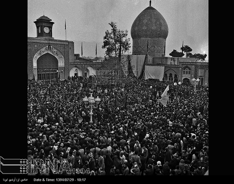 روز عاشورای حسینی (30 آذر 1356)، مردم تهران درمراسم عزاداری در حرم حضرت عبدالعظیم شرکت می کنند