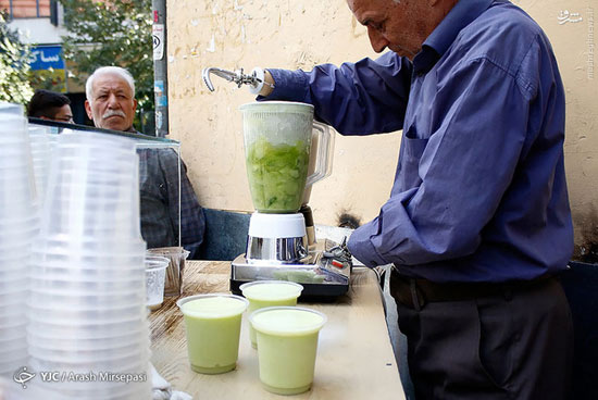 عکس: آبمیوه فروشی با دستان آهنی