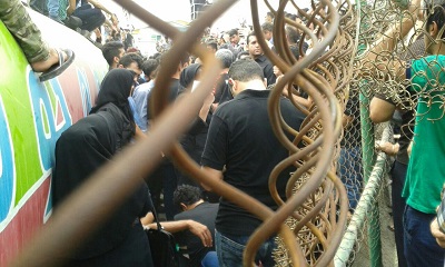 ازدحام جمعیت مانع ازتشییع در ورزشگاه هفتم تیر /پیکر کاپیتان به سمت کپورچال+فیلم