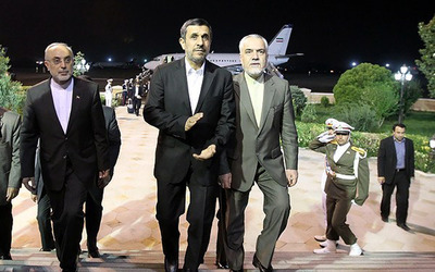 استقبال رحیمی از احمدی نژاد پس از بازگشت از روسیه. خرداد 1392