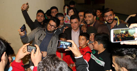 عکس / تلاش هواداران برای سلفی گرفتن با سرمربی استقلال