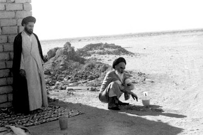 امام خمینی در حال وضوگرفتن