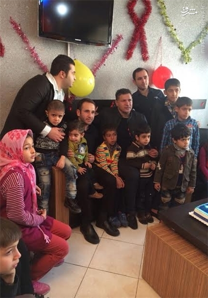 علی دایی در کنار کودکان مبتلا به ایدز/ عکس