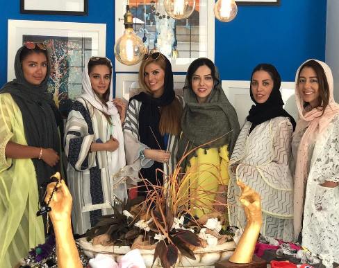 عکس لیلا اوتادی در افتتاحیه سالن یکی از دوستانش