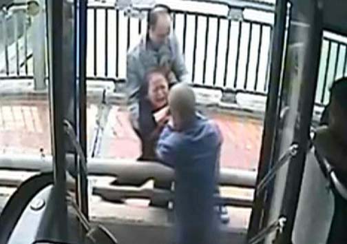 راننده اتوبوس، ناجی زنی که قصد خودکشی داشت + تصویر