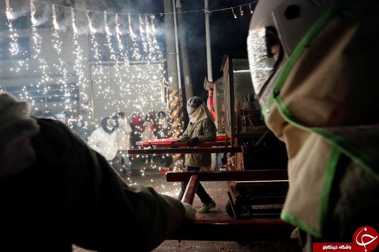 چهارشنبه‌سوری به سبک تایوانی‌ها +تصاویرچند رسانه‌ای عکس - جوانان تایوانی جشنواره آتش بازی را با کلاه های ایمنی در شهر تاینان این کشور برگزار کردند. چهارشنبه‌سوری به سبک تایوانی‌ها +تصاویر