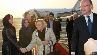 اِما بونینو، وزیر سابق خارجه ایتالیا، یکی از خبرسازترین سفرها را به تهران داشت. رسانه‌های منتقد دولت روحانی عکس بدون حجاب او را در فرودگاه منتشر کردند و به دولت تاختند که چرا اجازه داده است این وزیرخارجه بدون رعایت مقررات ایران پا به خاک این کشور بگذارد.