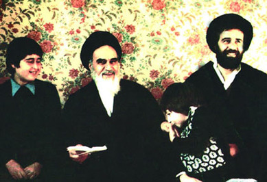 دست بوسی سیدحسن در کنار پدر، پدر بزرگ و مرتضی اشراقی دیگر نوه امام خمینی