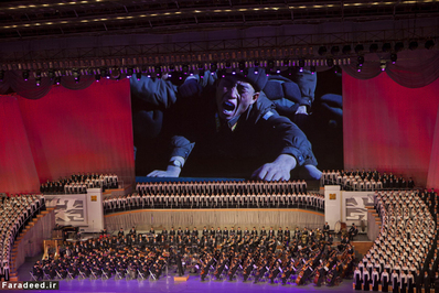 اجرای موسیقی همراه با پخش تصاویری از مراسم تشییع کیم جونگ ایل در سالگرد تولد رهبر درگذشته کره شمالی