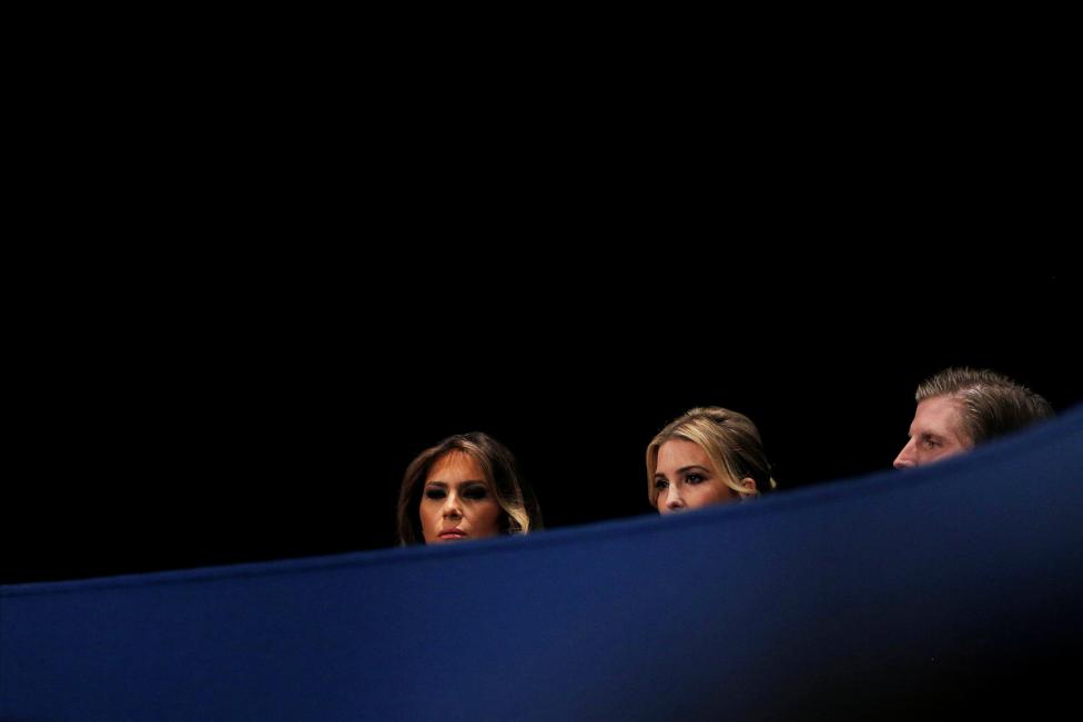 نگاه جالب همسر و دختر ترامپ در دومین مناظره/عکس