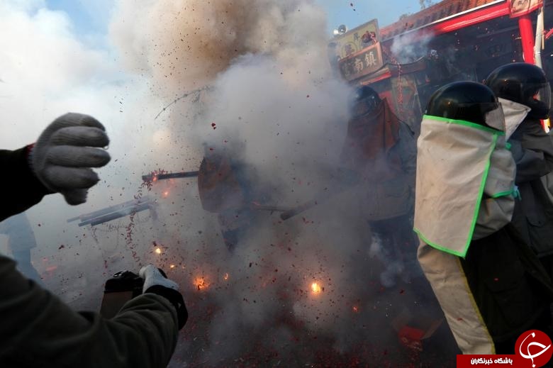 چهارشنبه‌سوری به سبک تایوانی‌ها +تصاویرچند رسانه‌ای عکس - جوانان تایوانی جشنواره آتش بازی را با کلاه های ایمنی در شهر تاینان این کشور برگزار کردند. چهارشنبه‌سوری به سبک تایوانی‌ها +تصاویر