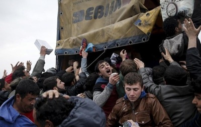 تقلای پناهجویان سوری برای دریافت کمک‌های غذایی 