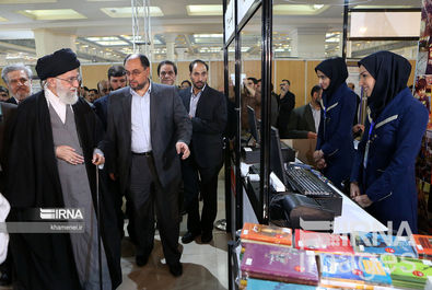 رهبری در نمایشگاه کتاب 